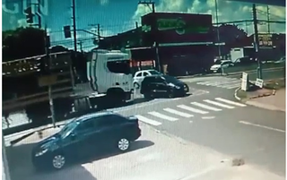 Caminh&atilde;o fura sinal e por pouco n&atilde;o atinge carro