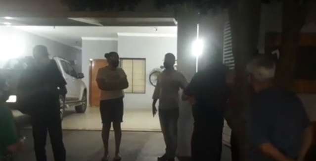 Comerciantes fazem vig&iacute;lia em casa de prefeito, contra decreto