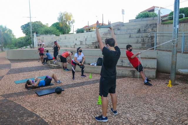 Com academias fechadas, turmas s&atilde;o convocadas para exerc&iacute;cios ao ar livre 