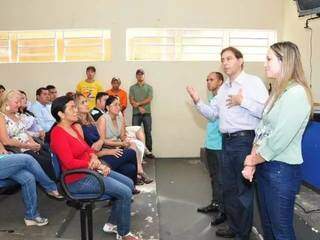 Thaís Helena, de camisa verde claro, quando assumiu secretaria na gestão do ex-prefeito Alcides Bernal (PP), ao lado dela na imagem. (Foto: Arquivo Campo Grande News)