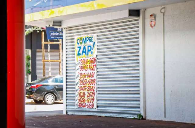 Loja de m&oacute;vel &eacute; denunciada por burlar decreto e atender cliente de porta fechada