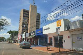 Lojas da Marcelino Pires fechadas e calçadas vazias às 11h40 de hoje (Foto: Helio de Freitas)