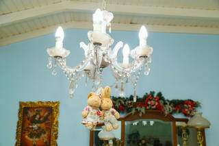 Até o lustre da sala teve uma dupla de bonequinhos de Páscoa pendurados (Foto: Kísie Ainoã)