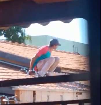 Suspeito de furto pula muros e se esconde em telhado de casa durante fuga 