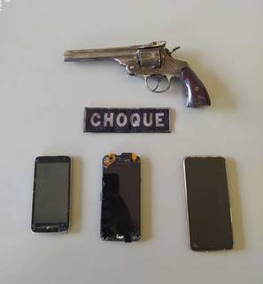 Policiais encontraram celulares e revólver que foram descartados pelo grupo (Foto/Divulgação)