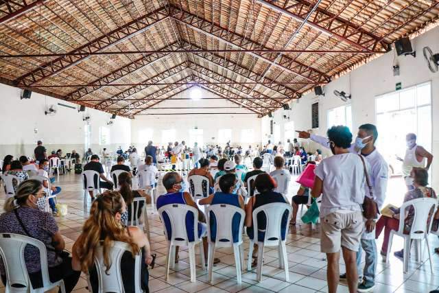 Popula&ccedil;&atilde;o lota Seleta e &eacute; aconselhada a buscar outros pontos de vacina&ccedil;&atilde;o 