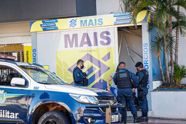 Ladr&otilde;es arrombam correspondente banc&aacute;rio do BB e deixam local inundado