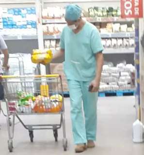 Leitora se assusta ao ver homem com roupa hospitalar em mercado