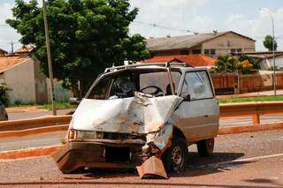 Fiat Uno ficou destruído após condutor andar em zigue-zague (Foto: Henrique Kawaminami)