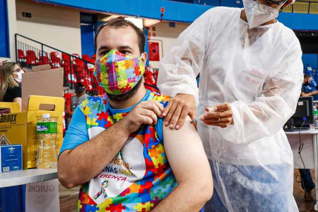 Inclu&iacute;das na vacina&ccedil;&atilde;o, pessoas com defici&ecirc;ncia comemoram o in&iacute;cio do al&iacute;vio