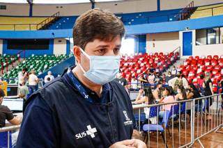Secretário de saúde, José Mauro Filho em um dos pontos de vacinação de Campo Grande (Foto: Henrique Kawaminami)