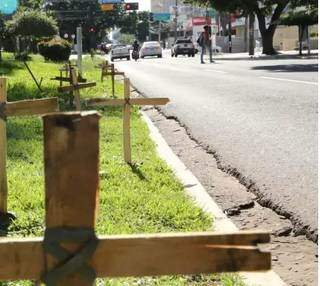 Na Afonso Pena, comerciantes colocaram cruzes para protestar diante das medidas contra a covid (Foto: Henrique Kawaminami)