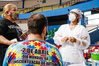 Autista sendo vacinado no Guanandizão neste sábado. (Foto: Henrique Kawaminami)
