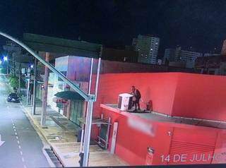 Ladr&atilde;o &eacute; flagrado em marquise de loja com aparelho furtado