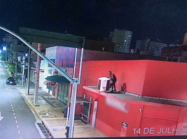 Ladr&atilde;o &eacute; flagrado em marquise de loja com aparelho furtado