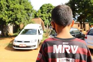 Menino de dez anos foi uma das crianças que descobriram sobre a morte da vizinha. (Foto: Kísie Ainoã)