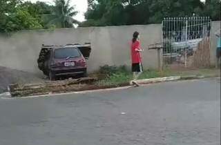 Motorista destruiu muro de residência após perder controle do veículo. (Foto: Direto das Ruas) 