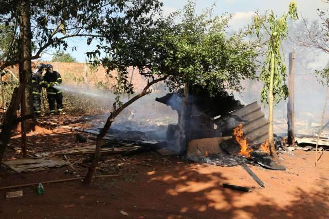 Inc&ecirc;ndio destr&oacute;i barracos e chamas se espalham por vegeta&ccedil;&atilde;o