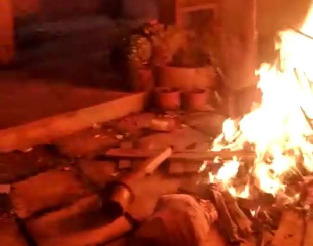 Em surto, homem bate na mulher, quebra tudo e ainda p&otilde;e fogo na casa 
