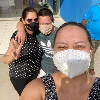 Malu, Juliano e Caroline deixando o posto de saúde. (Foto: Caroline Merlo)