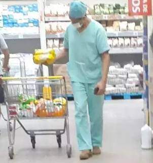 Ténico de enfermagem usando o privatino dentro do mercado enquanto fazia compra. (Foto: Direto das Ruas)