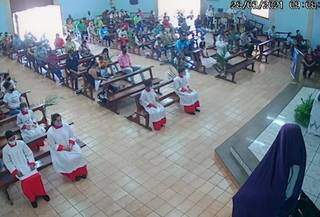 Imagem de vídeo mostra distanciamento na celebração de Domingo de Ramos. (Foto: Reprodução)
