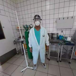 O técnico de enfermagem usando a privativo dos profissionais da saúde dentro da UPA Coronel Antonino. (Foto: Arquivo pessoal)