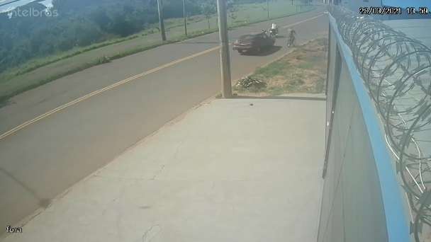 Motociclista &eacute; arremessado ap&oacute;s bater na traseira de carro