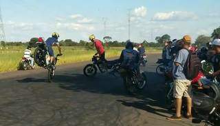 Motociclistas durante manobra na tarde deste domingo (28). (Foto: Direto das Ruas)
