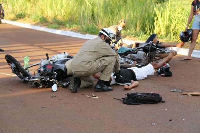 Jovem fica em estado grave ap&oacute;s bater em 2 motos na entrada do &quot;C&eacute;uzinho&quot;