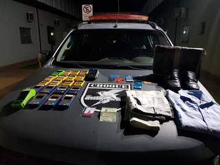 Com o suspeito, políciaapreendeu 21 máquinas de cartão e crachá falso usado para enganar vítimas. (Foto: Choque)