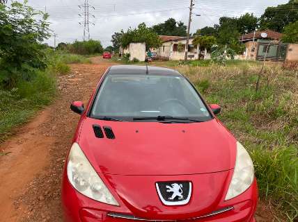 Homem cai no golpe "Boa noite Cinderela" ao beber com dupla e tem carro furtado