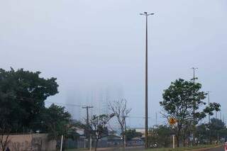 Névoa também foi vista na região do bairro Tiradentes (Foto: Henrique Kawaminami)