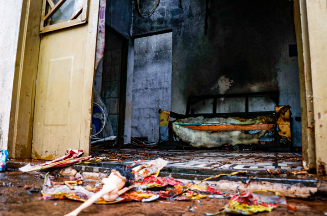 Mulher tem casa queimada e vizinhos afirmam que inc&ecirc;ndio &eacute; criminoso 