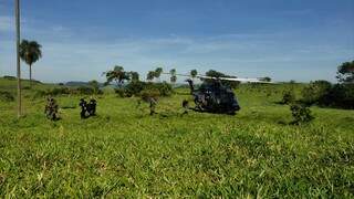 Agentes paraguaios descem de helicóptero brasileiro em área de cultivo de maconha (Foto: Senad)