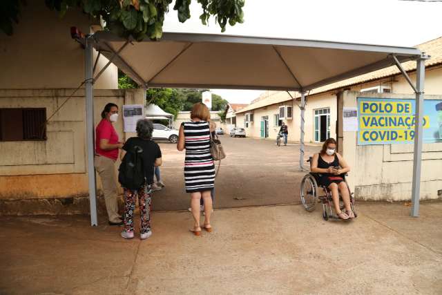 Depois de &quot;caos&quot; no s&aacute;bado, vacina&ccedil;&atilde;o abre &quot;tranquila&quot; nesta 2&ordf; na Seleta