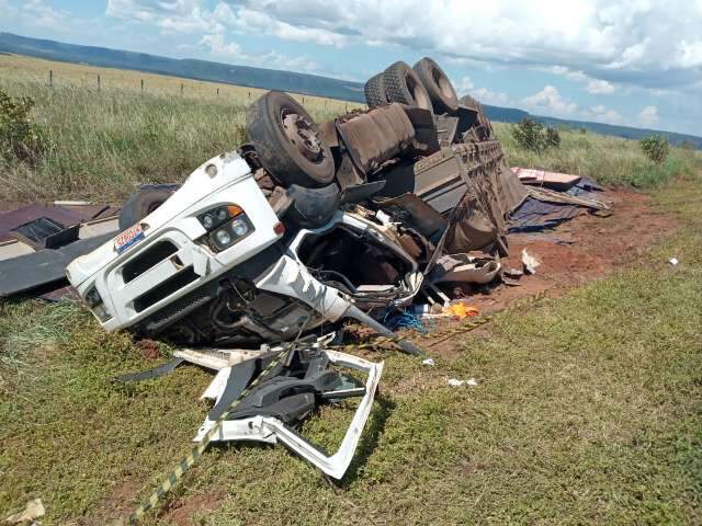 Motorista n&atilde;o resiste a acidente que destruiu carreta na BR-163
