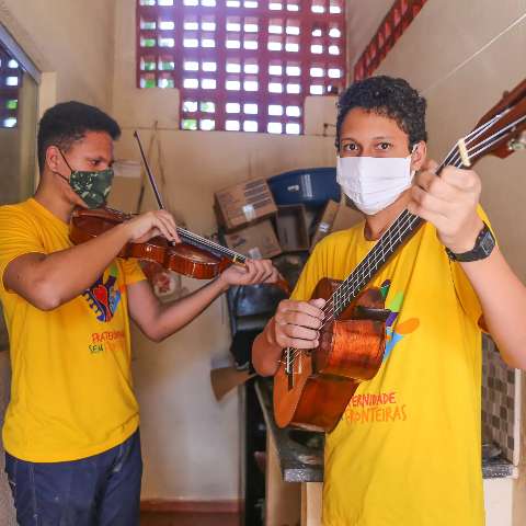 Irmãos tocam mais de 15 instrumentos para recomeçar a vida