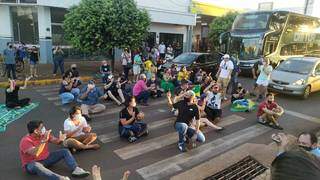 Comerciantes sentados no meio da Avenida Marcelino Pires, durante protesto nesta tarde. (Foto: Adilson Domingos) 