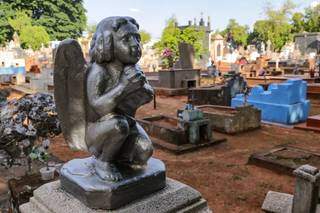 No Cemitério Santo Amaro, em Campo Grande, anjinho ora pelos mortos (Foto: Kísie Ainoã/Arquivo)