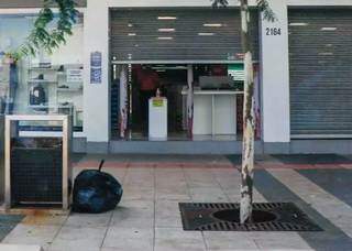 Loja de calçados no Centro de Campo Grande com meia porta aberta. (Foto: Paulo Francis)