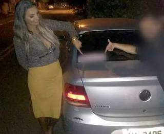 A professora Anderci ao lado do carro em que foi baleada e que agora será alvo de perícia, em foto das redes sociais. (Foto: Reprodução do Facebook)
