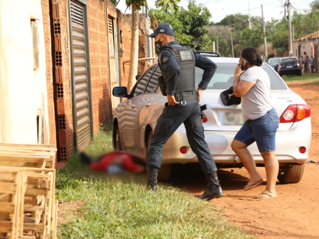 Vizinha abre port&atilde;o e encontra homem ca&iacute;do com tiros no t&oacute;rax e no bra&ccedil;o
