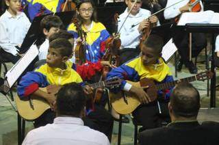 David (à direita) tocando na Orquestra Nacional da Venezuela. (Foto: Arquivo Pessoal)
