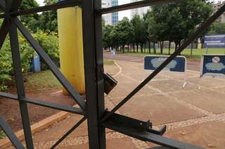 Portão fechado na Praça Esportiva Belmar Fidalgo em 2020. (Foto: Kisiê Ainoã | Arquivo)