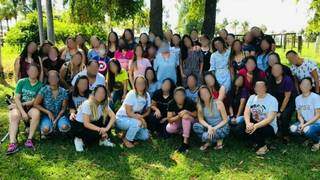Mulheres posam juntas e sem máscaras para foto em encontro de igreja (Foto: Direto das Ruas)
