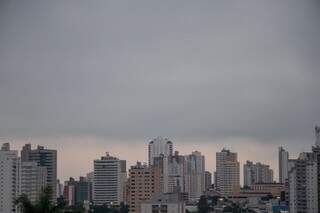 Capital amanheceu com céu nublado mas sem previsão de chuva (Foto: Henrique Kawaminami)