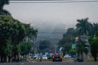 Vista do bairro Chácara Cachoeira mostra cidade encoberta por névoa (Foto: Henrique Kawaminami)