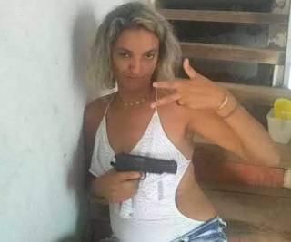 Professora aparece segurando arma em foto que chegou à redação do Campo Grande News. (Foto: Direto das Ruas)
