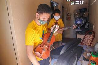Viola e cuatro são os únicos instrumentos que eles possuem. (Foto: Paulo Francis)